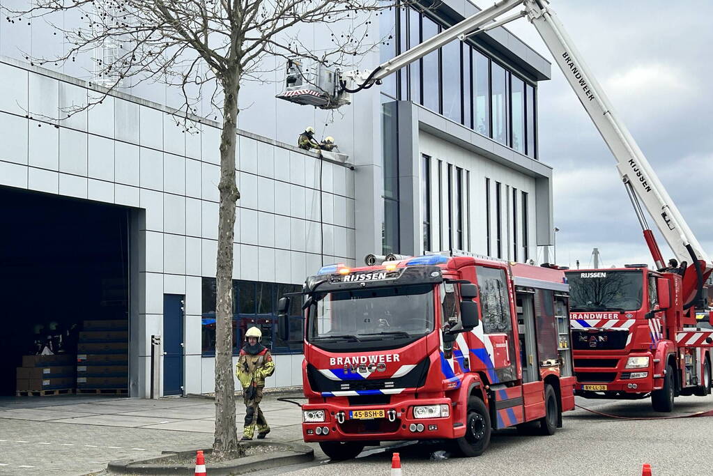 Brand op dak van bedrijfspand