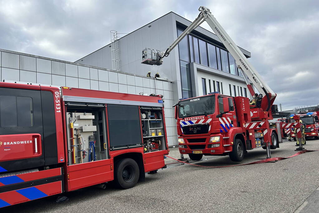 Brand op dak van bedrijfspand