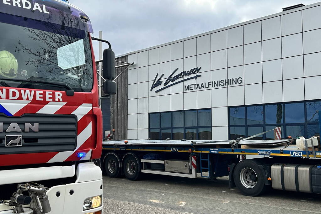 Brand op dak van bedrijfspand