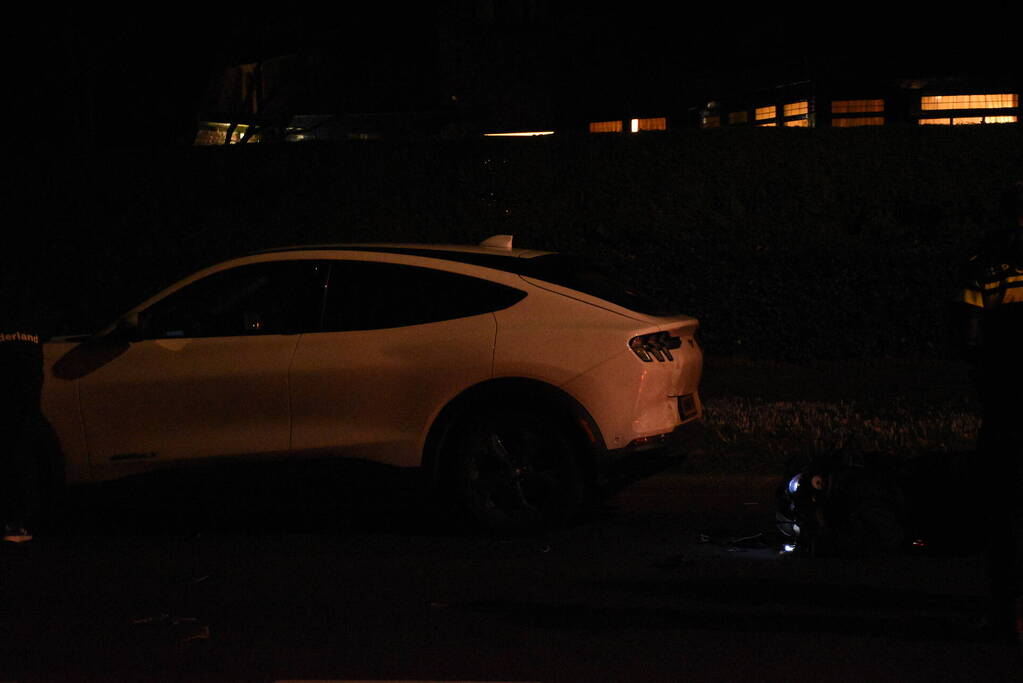 Scooterrijder klapt achterop auto