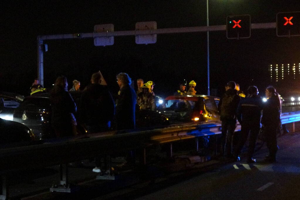 Auto over de kop bij ongeval tussen meerdere voertuigen