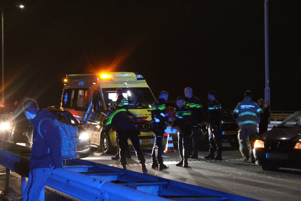 Auto over de kop bij ongeval tussen meerdere voertuigen