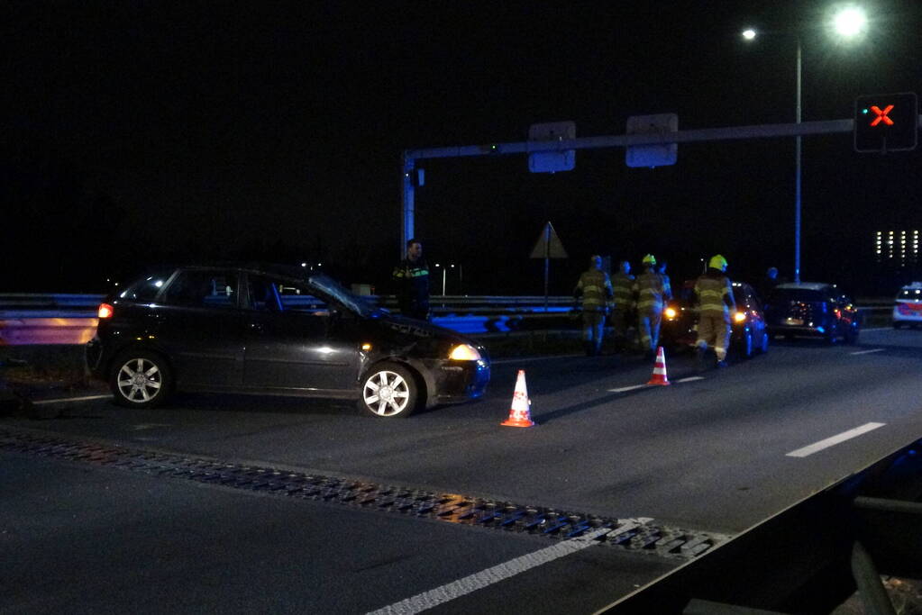 Auto over de kop bij ongeval tussen meerdere voertuigen