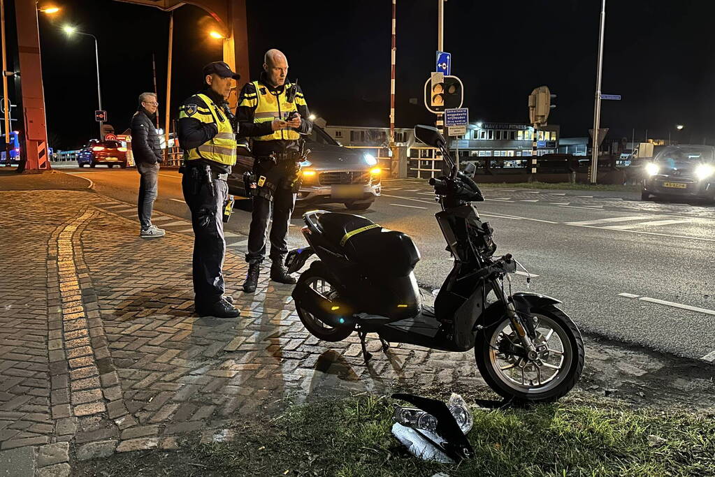 Twee gewonden na aanrijding tussen auto en scooter