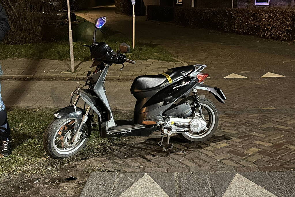 Twee gewonden na aanrijding tussen auto en scooter