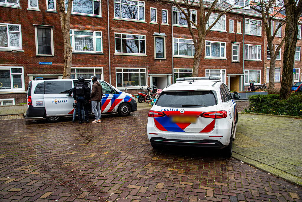 Politie groots ingezet voor persoon op dak van flat