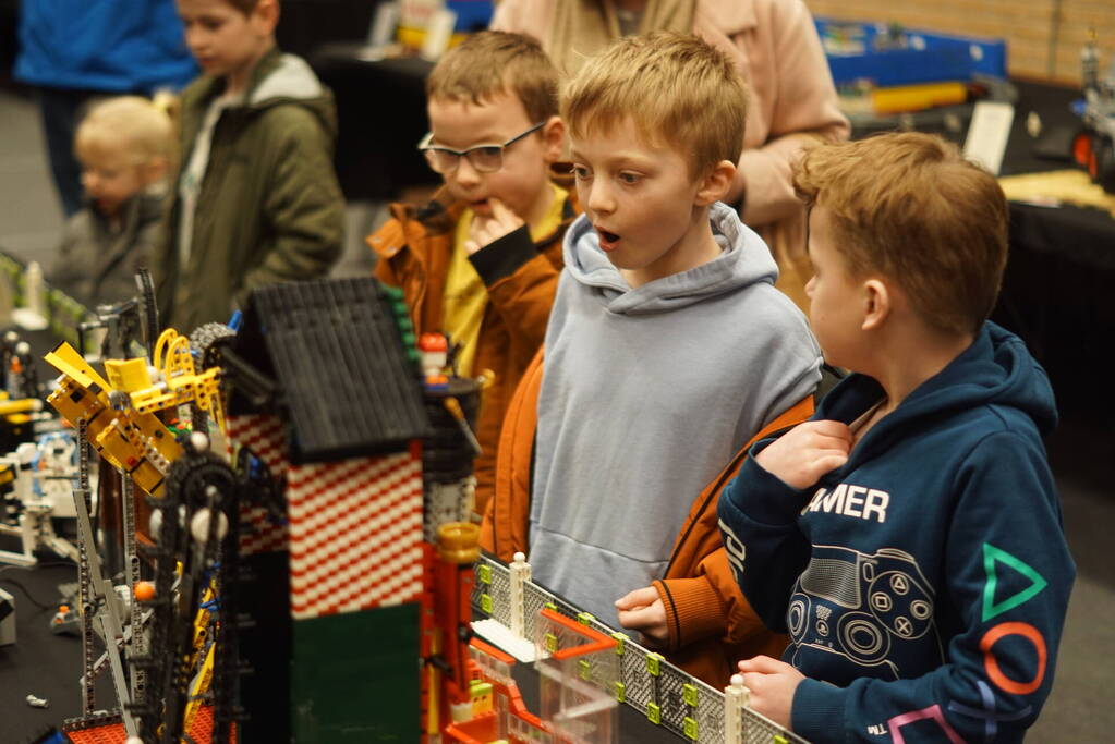 Sporthal vol met LEGO Stenen