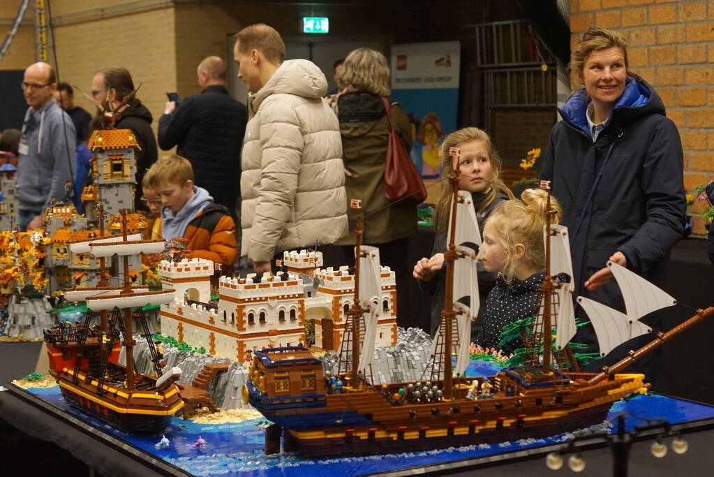 Sporthal vol met LEGO Stenen