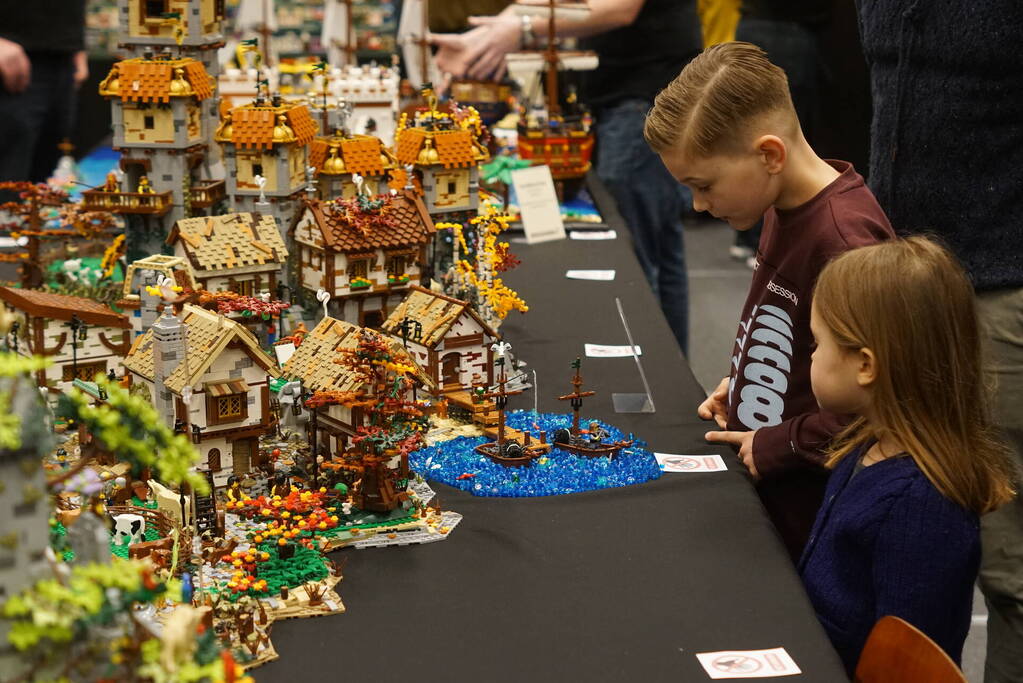 Sporthal vol met LEGO Stenen