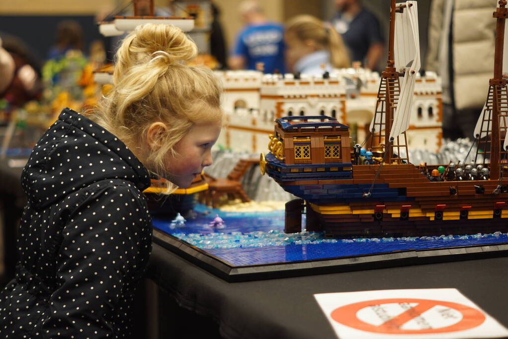 Sporthal vol met LEGO Stenen