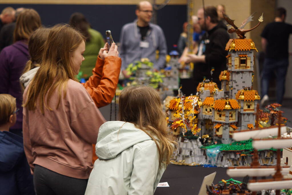 Sporthal vol met LEGO Stenen