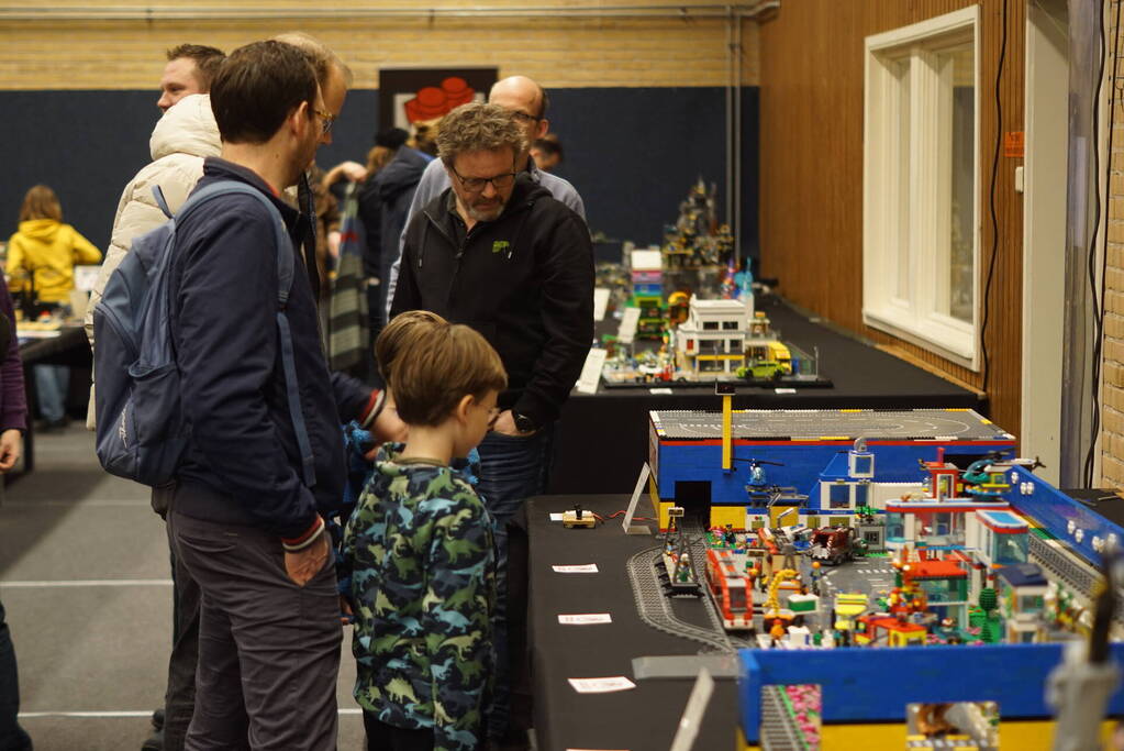 Sporthal vol met LEGO Stenen