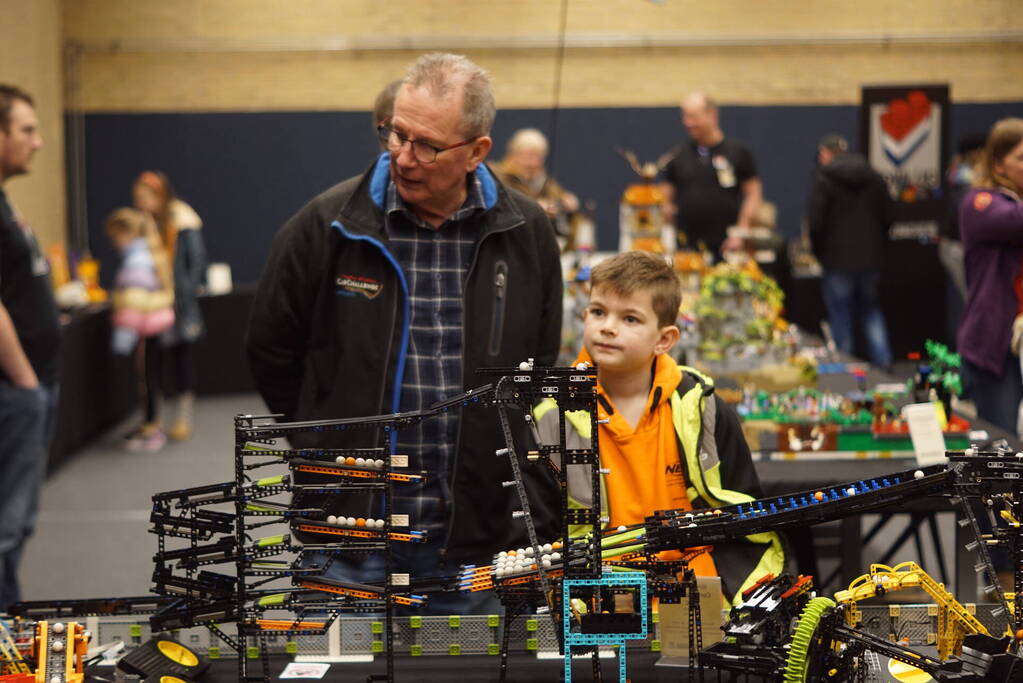 Sporthal vol met LEGO Stenen