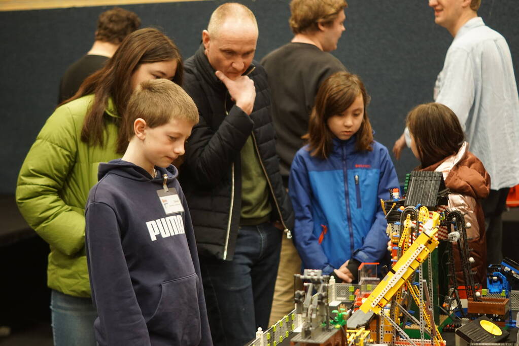 Sporthal vol met LEGO Stenen