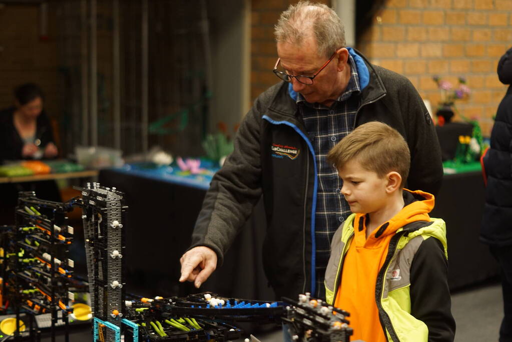 Sporthal vol met LEGO Stenen