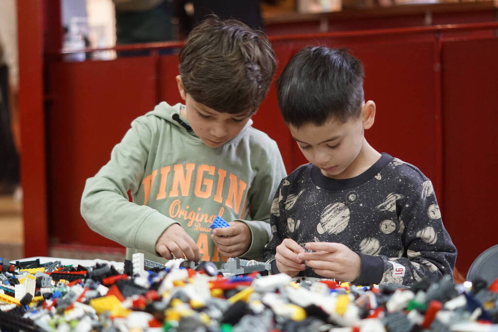 Sporthal vol met LEGO Stenen