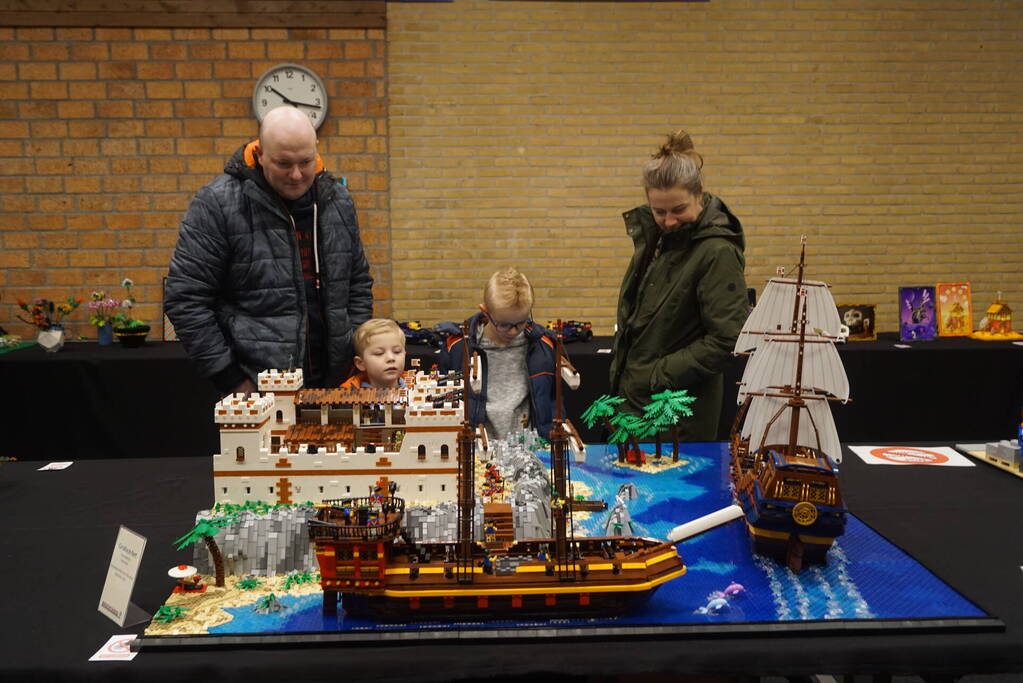 Sporthal vol met LEGO Stenen