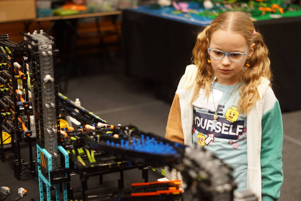 Sporthal vol met LEGO Stenen