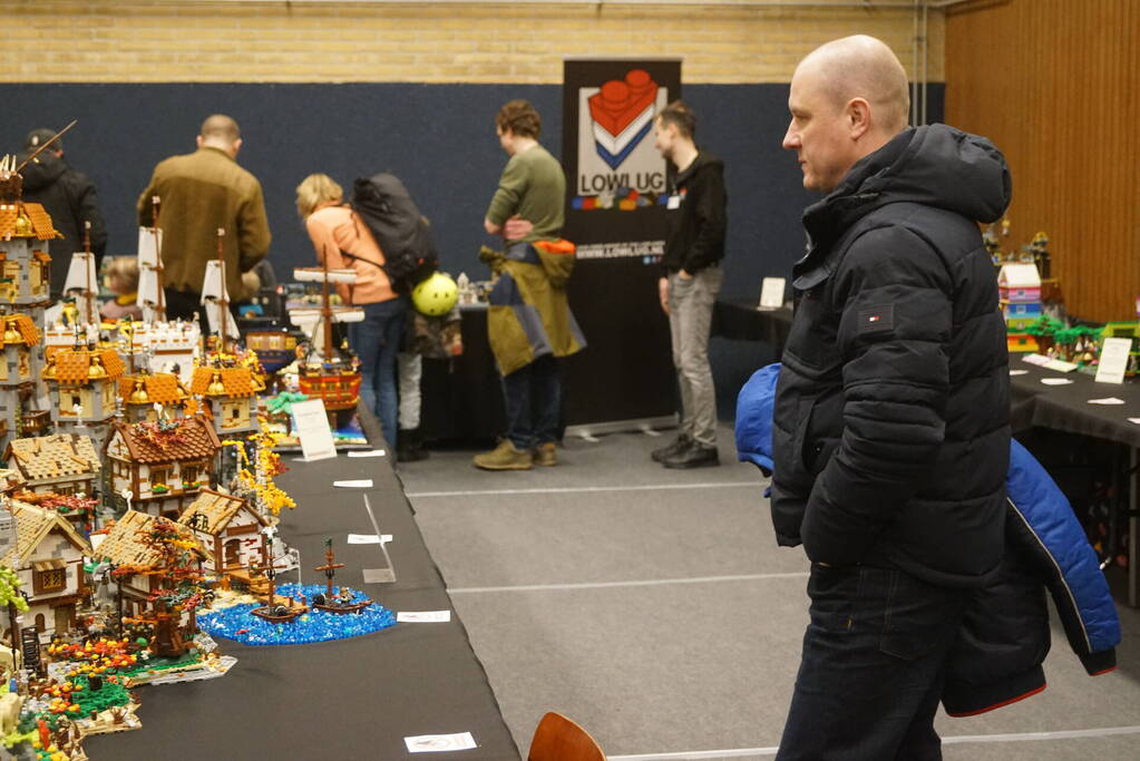 Sporthal vol met LEGO Stenen