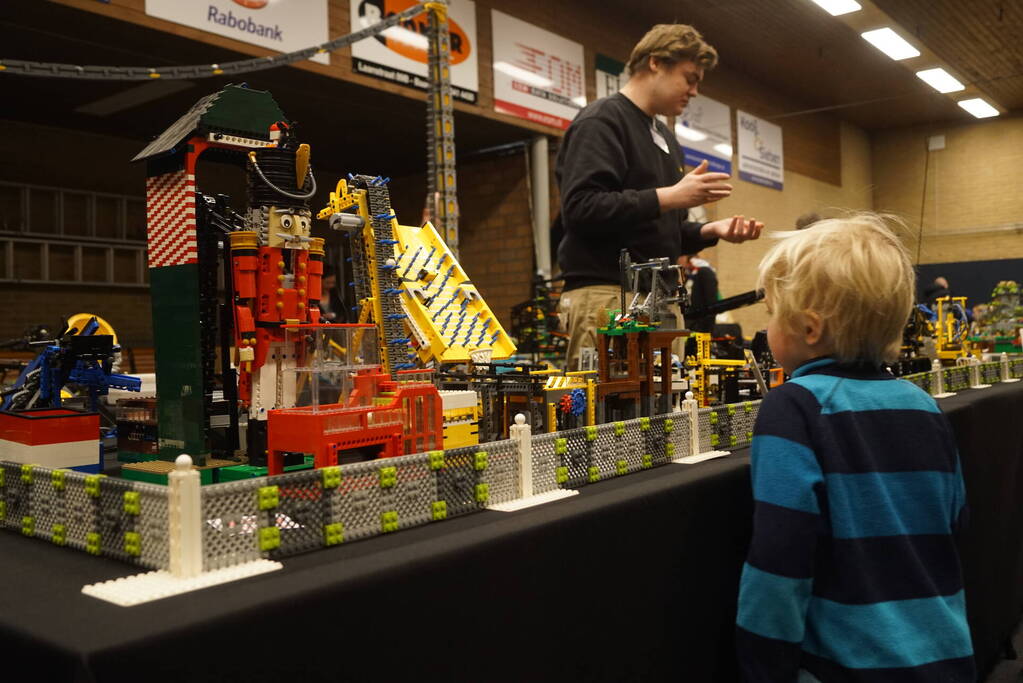 Sporthal vol met LEGO Stenen