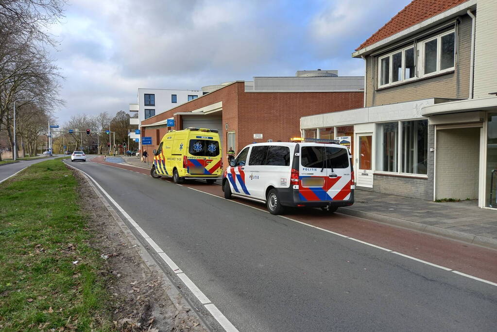 Scooterrijder botst achterop auto