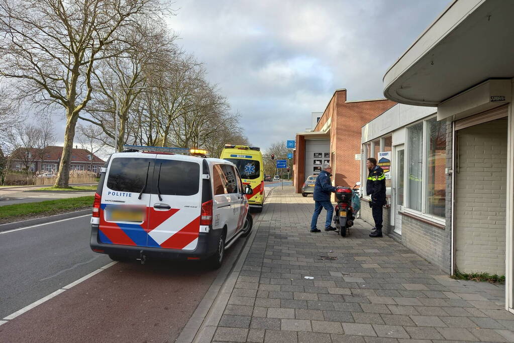 Scooterrijder botst achterop auto