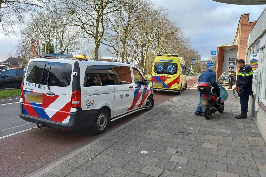 Scooterrijder botst achterop auto