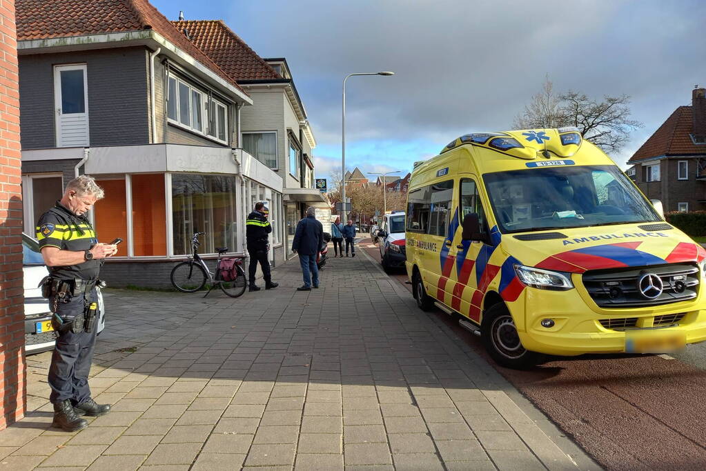 Scooterrijder botst achterop auto