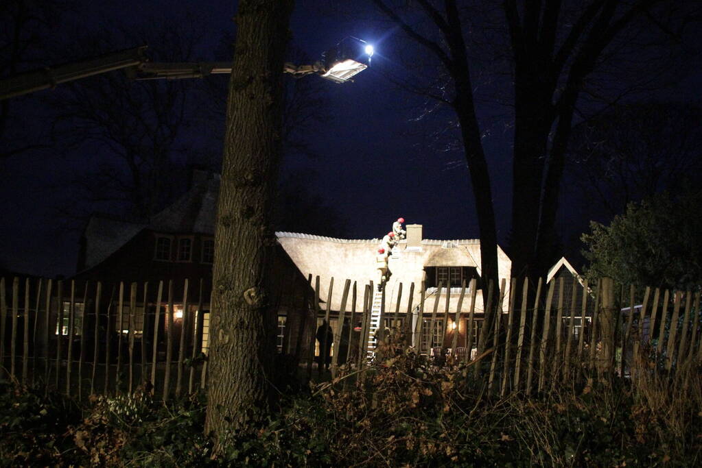 Schoorsteenbrand in rietgedekte woning