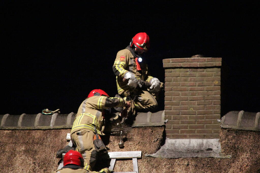 Schoorsteenbrand in rietgedekte woning