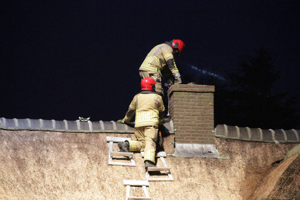 Schoorsteenbrand in rietgedekte woning