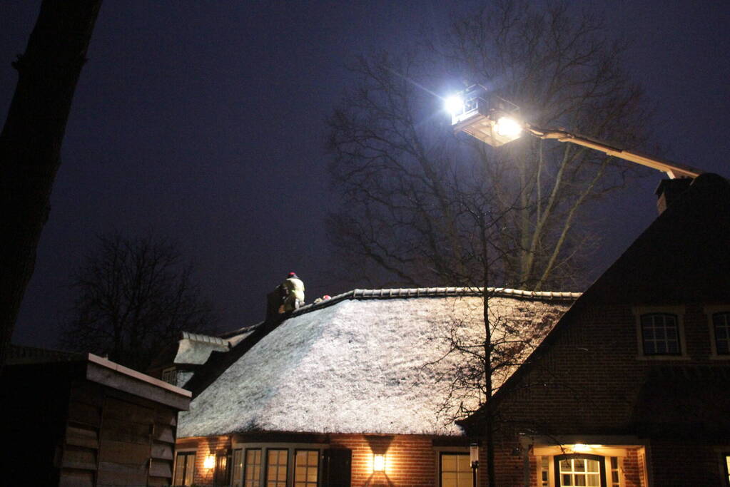 Schoorsteenbrand in rietgedekte woning