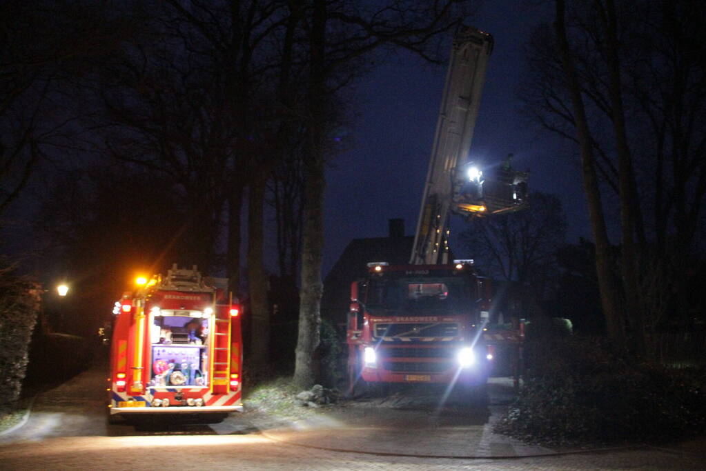 Schoorsteenbrand in rietgedekte woning