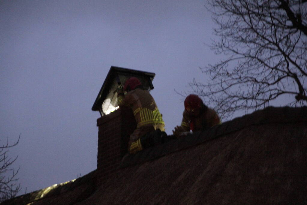 Schoorsteenbrand in rietgedekte woning