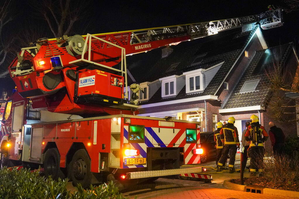 Brand in schoorsteen van woning