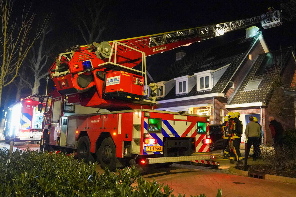 Brand in schoorsteen van woning