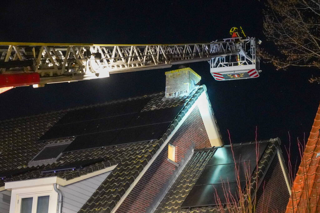 Brand in schoorsteen van woning