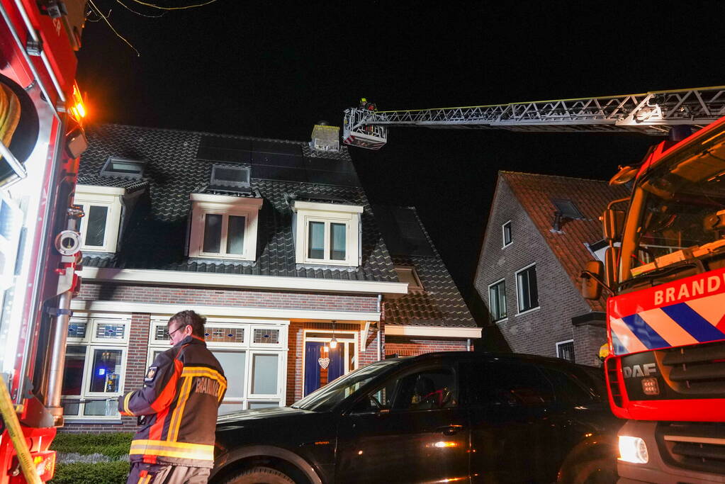 Brand in schoorsteen van woning