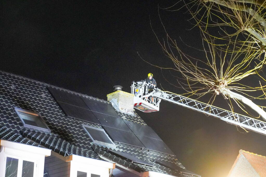 Brand in schoorsteen van woning