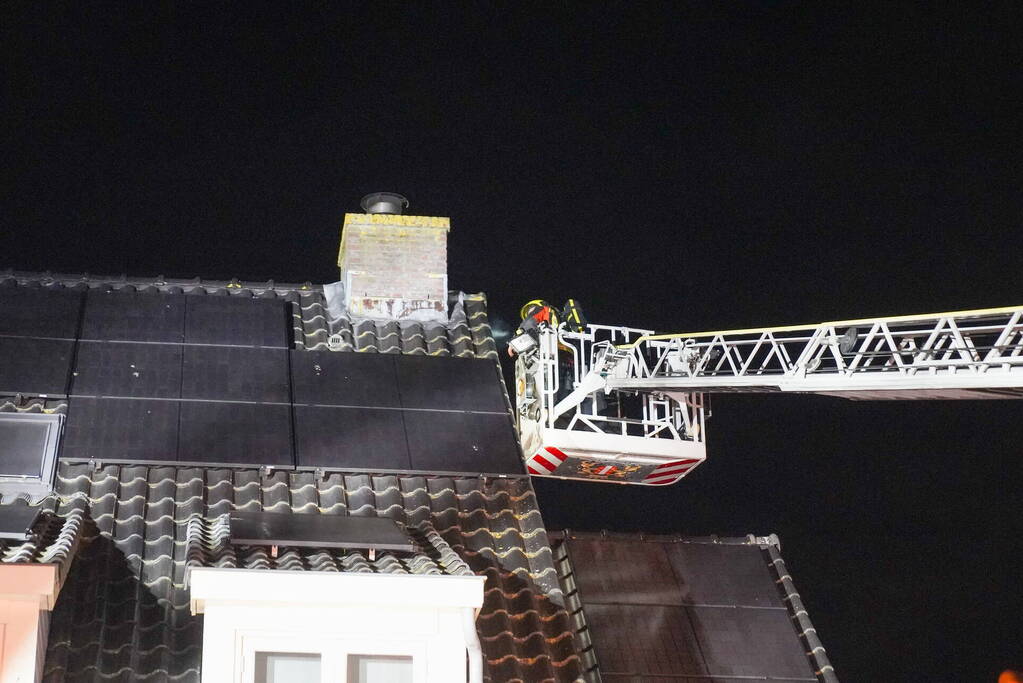 Brand in schoorsteen van woning