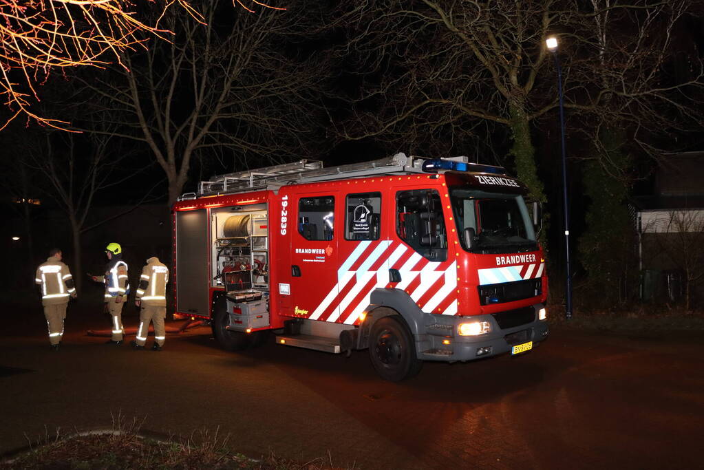 Brandweer spoelt riool door vanwege vreemde lucht
