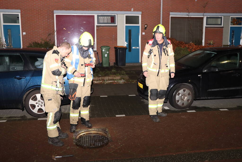 Brandweer spoelt riool door vanwege vreemde lucht