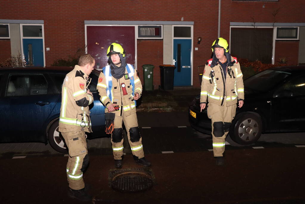 Brandweer spoelt riool door vanwege vreemde lucht