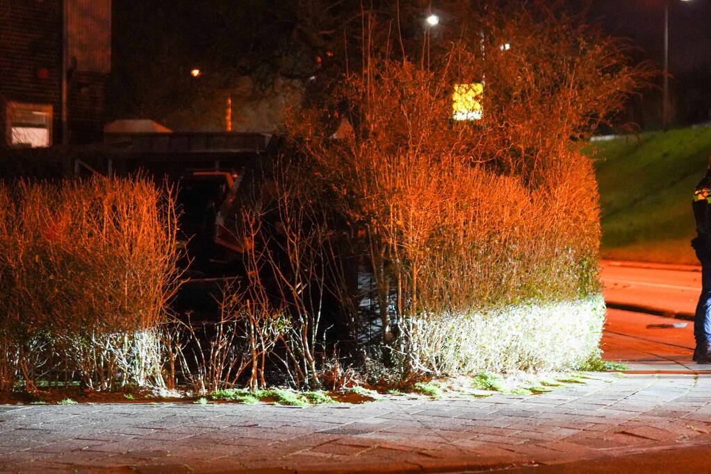 Auto rijdt door tuin waarna bestuurder vlucht