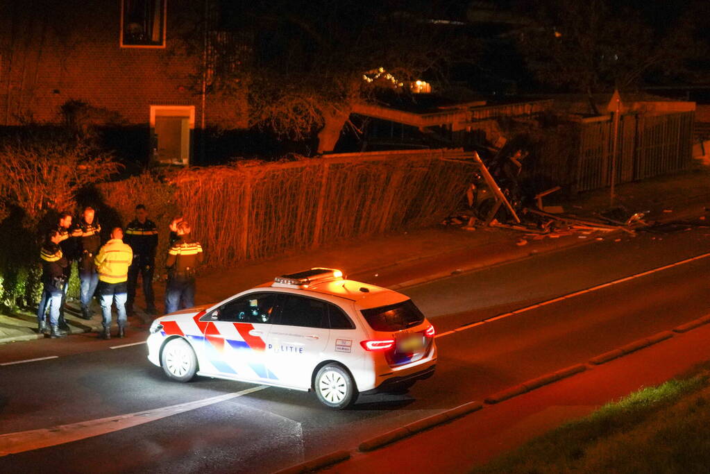 Auto rijdt door tuin waarna bestuurder vlucht