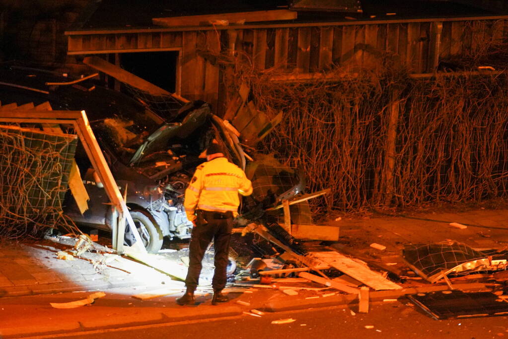 Auto rijdt door tuin waarna bestuurder vlucht