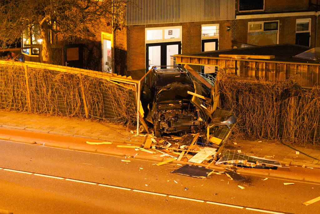 Auto rijdt door tuin waarna bestuurder vlucht
