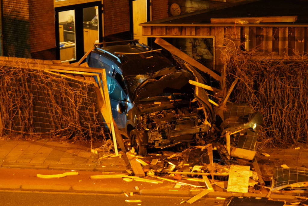 Auto rijdt door tuin waarna bestuurder vlucht