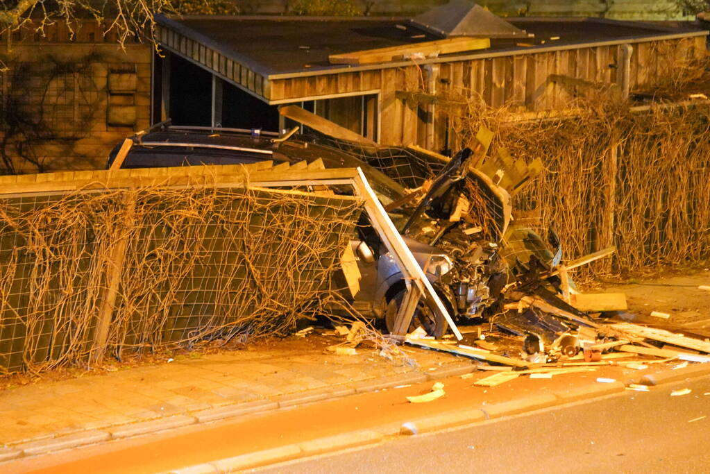 Auto rijdt door tuin waarna bestuurder vlucht