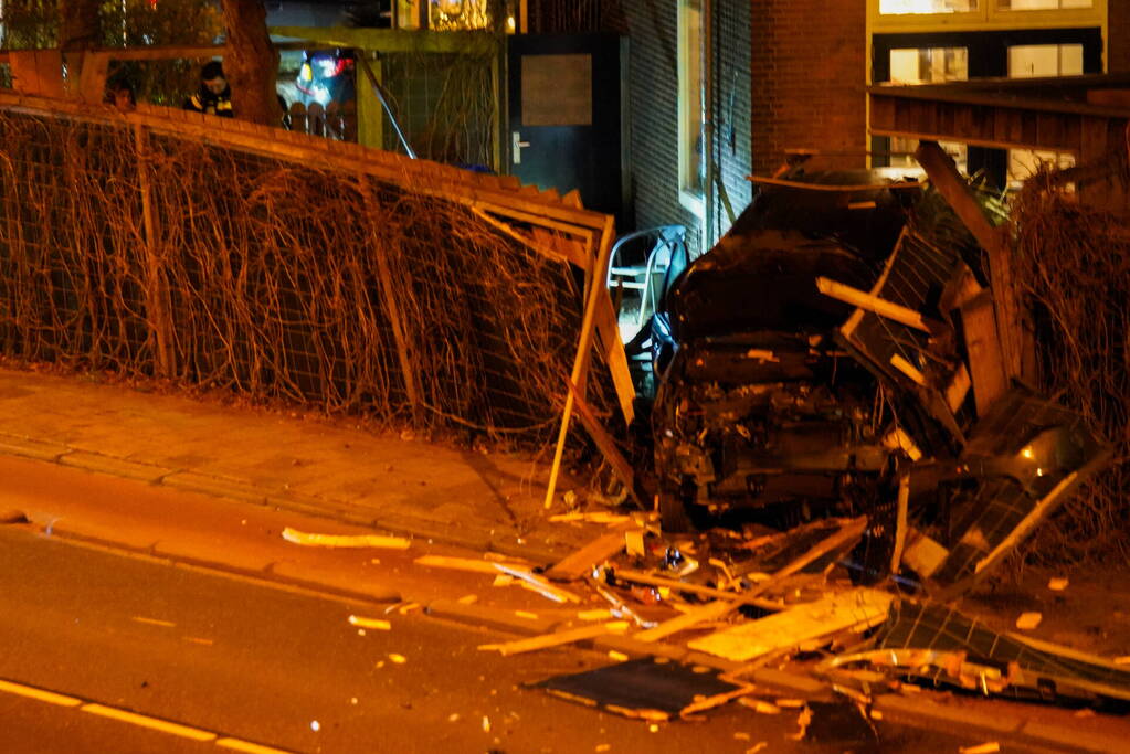 Auto rijdt door tuin waarna bestuurder vlucht